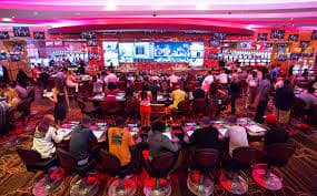 Layar Mega Moolah menampilkan gulungan safari dan simbol jackpot progresif di platform totokl4d